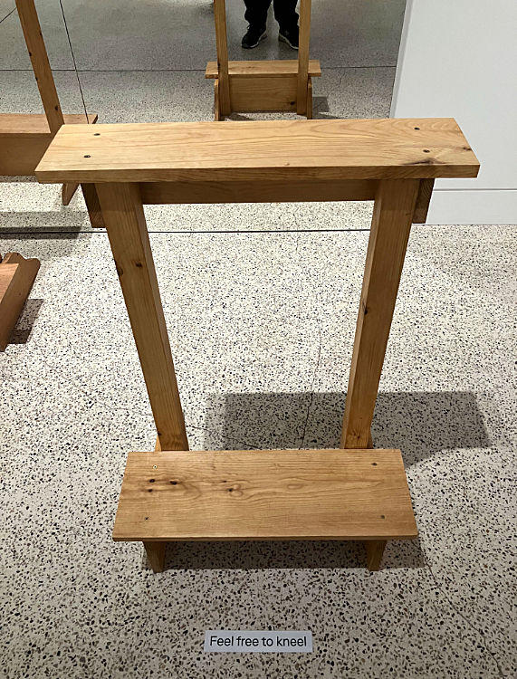 Enzo Mari, kneeler